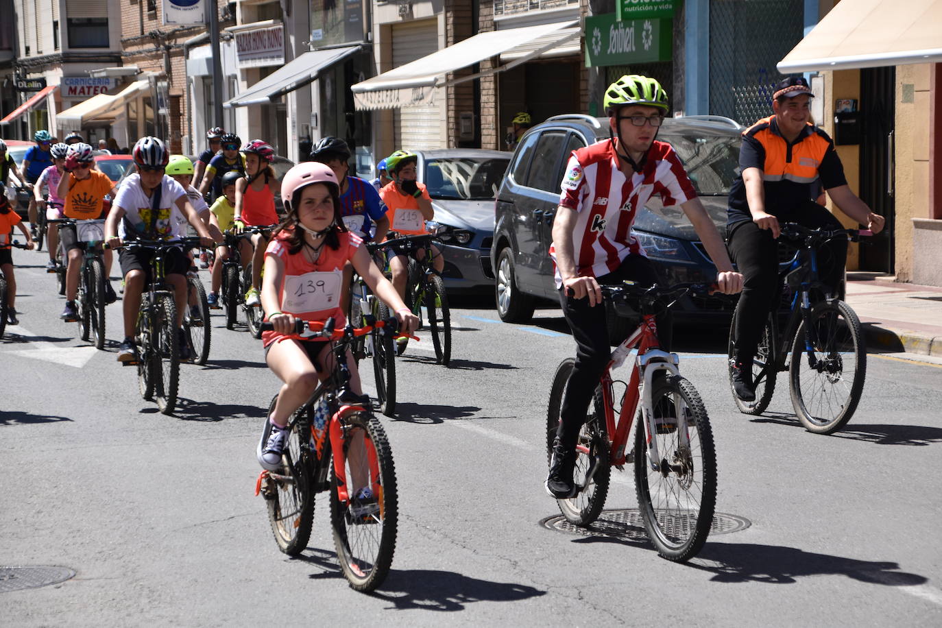 Fotos: En bici contra el cáncer por las calles de Calahorra