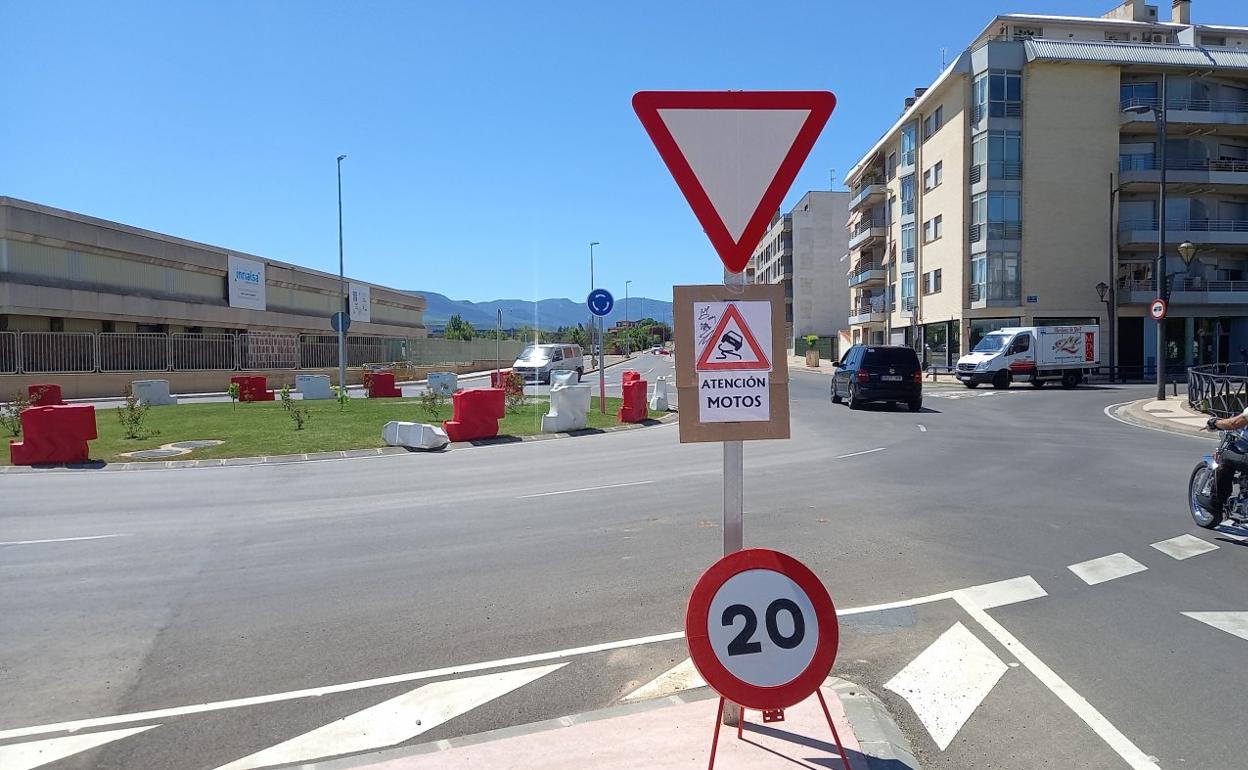 Un motorista accede a la glorieta en la intersección de las avenidas de Madrid y San Marcial de Lardero, el pasado viernes. 