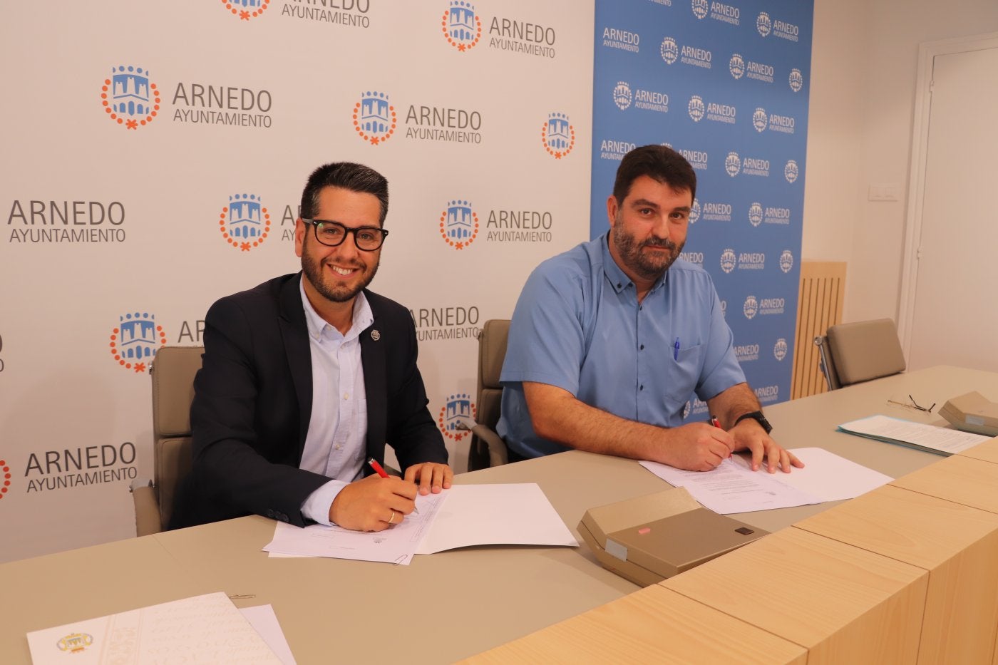 El alcalde arnedano, Javier García, y el delegado de Aqualia, Jordi Aguilera, firmaron ayer el contrato. 