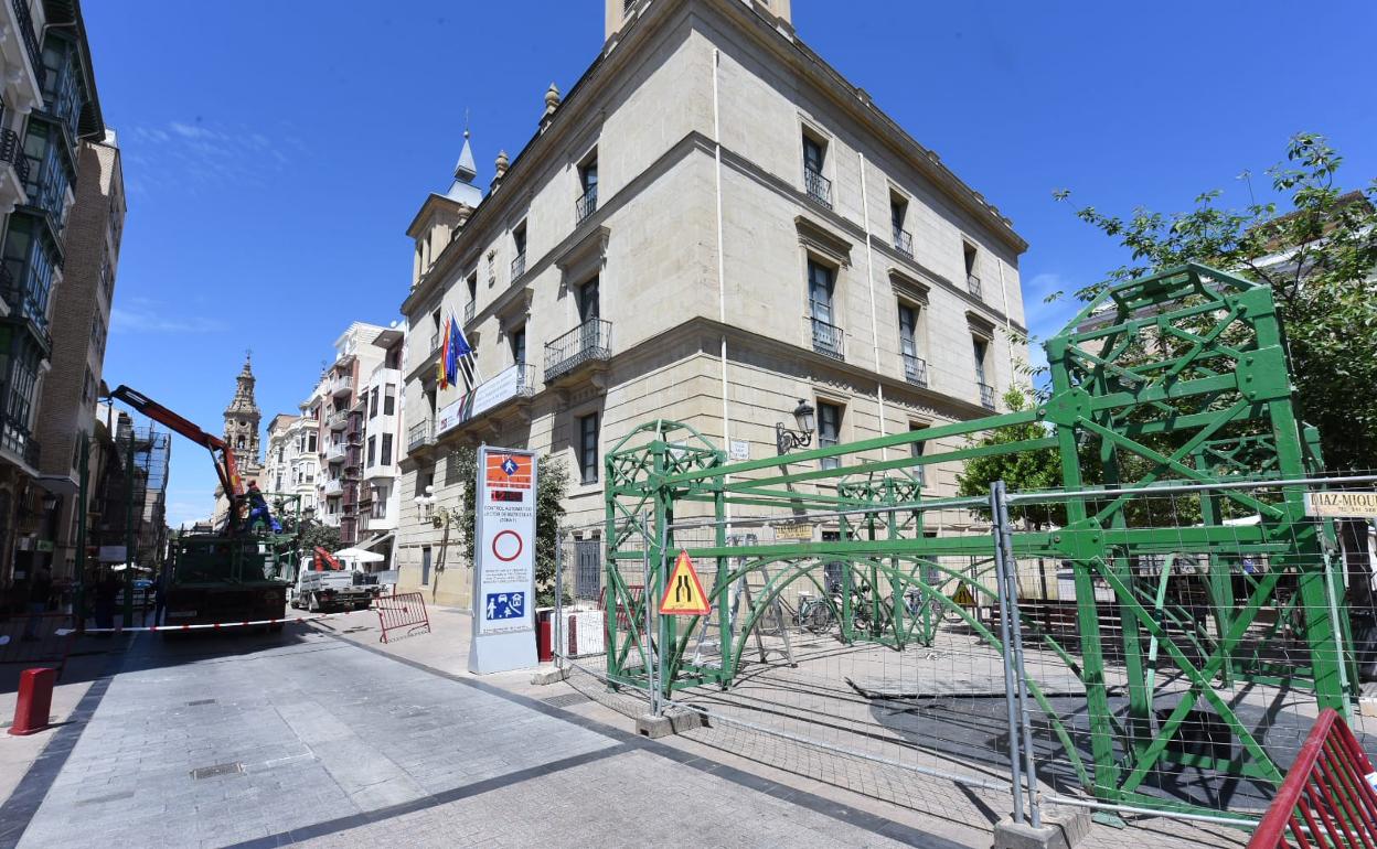 Primeros trabajos de montaje del Arco de San Bernabé