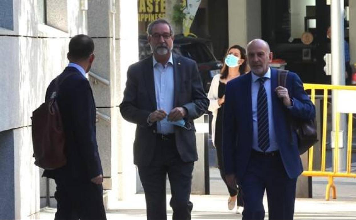 El exjefe de Seguridad de Repsol, Rafael Araujo, junto a su letrado Daniel Campos en la Audiencia Nacional. 