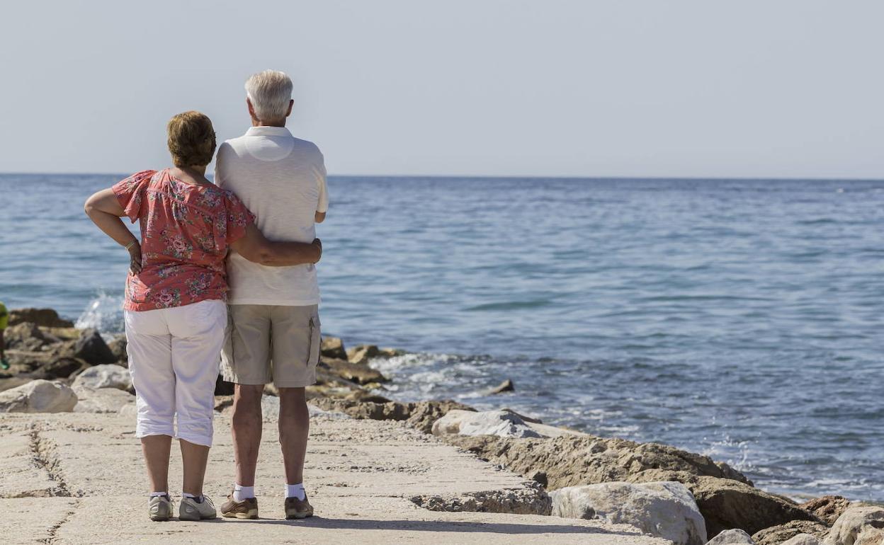 Una pareja disfrutan del mar. 