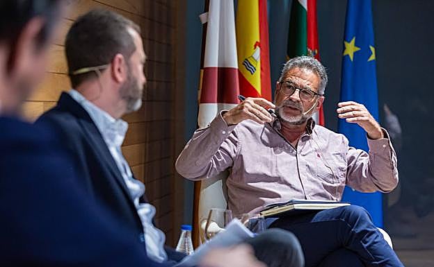 José Luis Pancorbo durante la charla