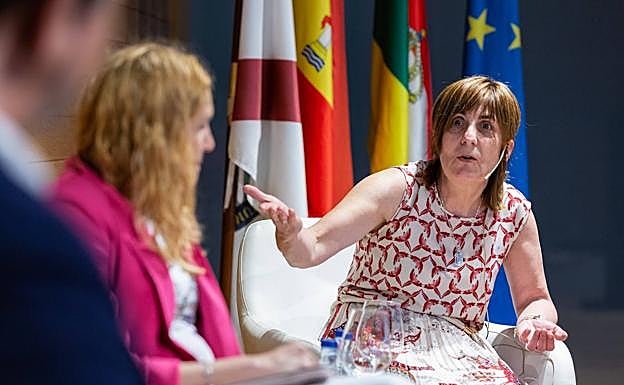 Lourdes Sánchez habla ante Gemma Casales