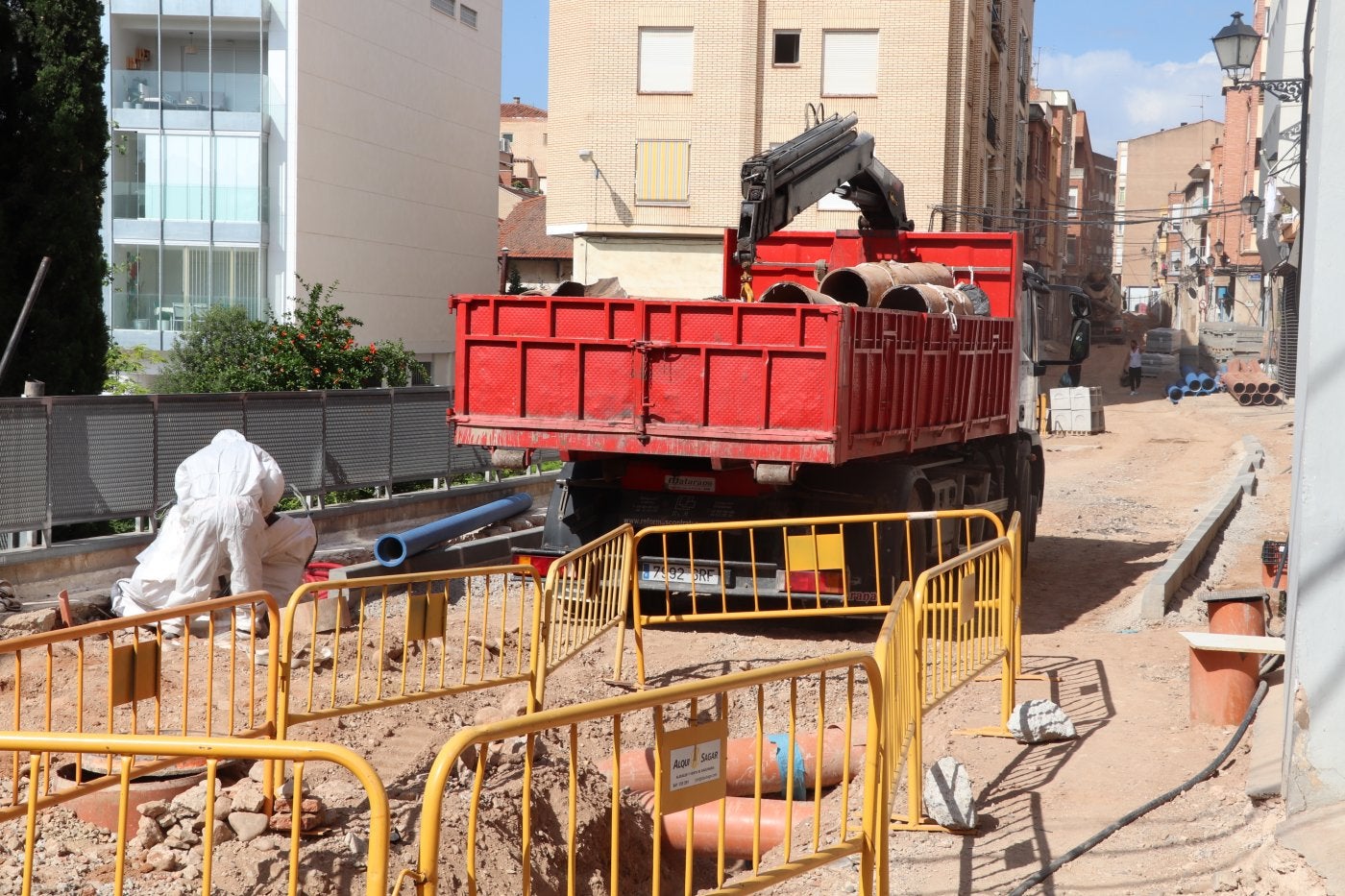 La renovación de tuberías en el subsuelo y colocación de bordillos avanza en la calle Carrera. 