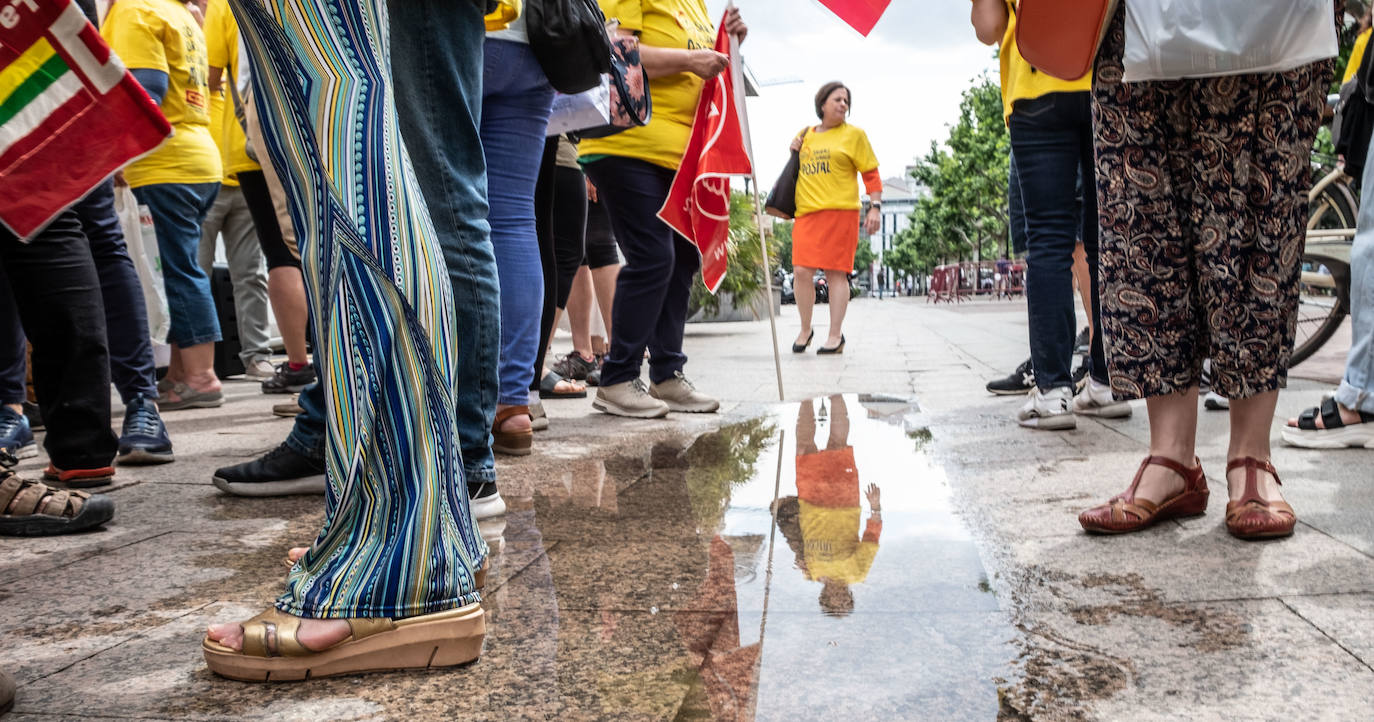 Fotos: Trabajadores de Correos, llamados a secundar la huelga en La Rioja