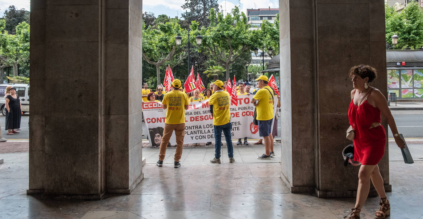 Fotos: Trabajadores de Correos, llamados a secundar la huelga en La Rioja