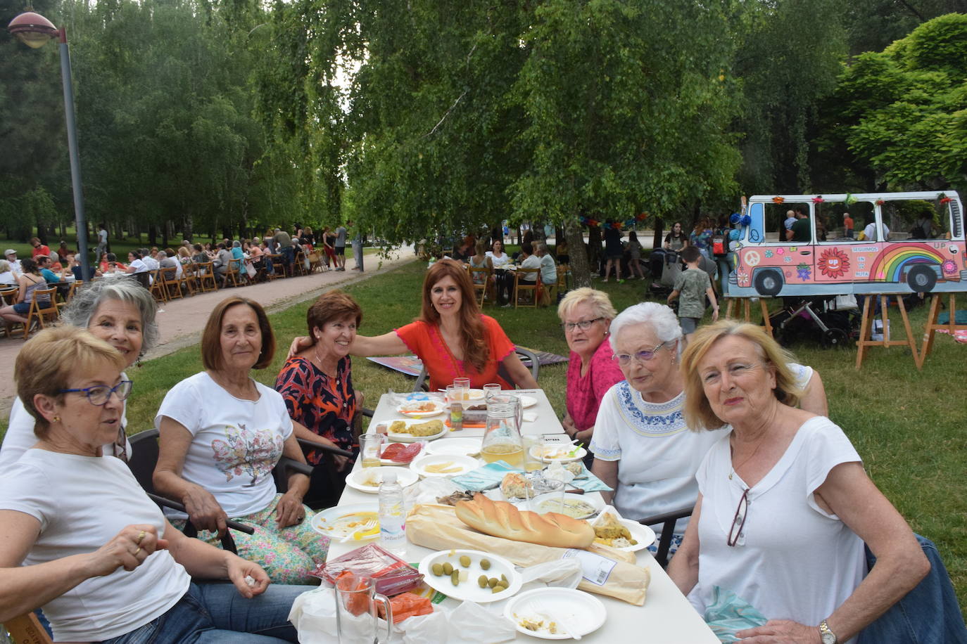 Fotos: Merienda entre profesores y alumnos de la UPL como fiesta de fin de curso