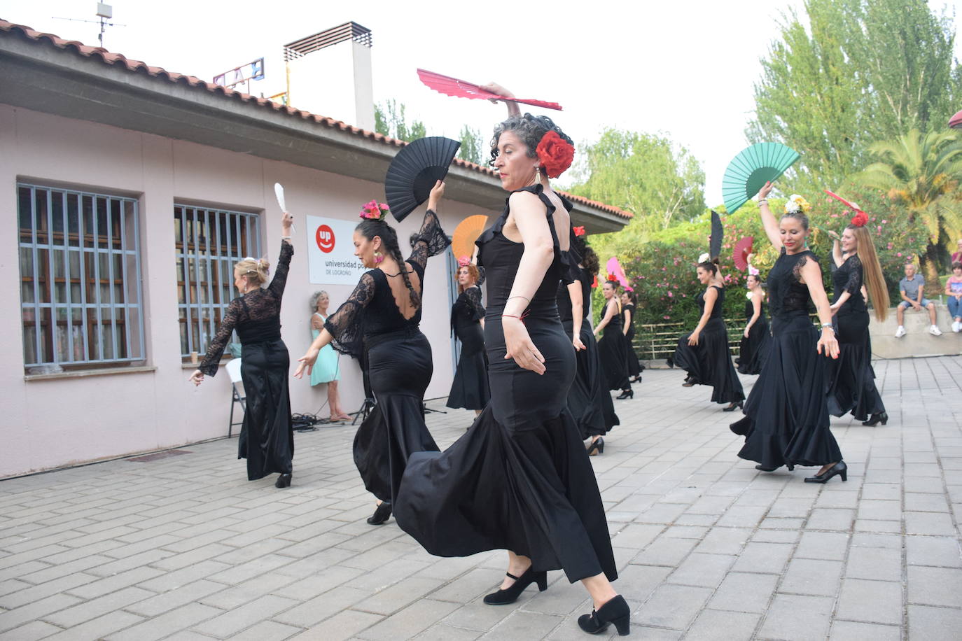 Fotos: Merienda entre profesores y alumnos de la UPL como fiesta de fin de curso