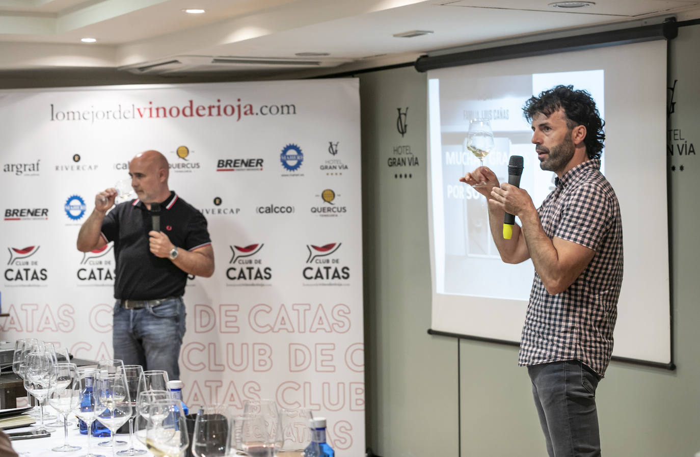 Rubén Jiménez y Pedro Pablo Amurrio, enólogos de Bodegas Luis Cañas, presentaron para el club de catas de lomejordelvinoderioja.com una muestra de los vinos de la bodega matriz (Villabuena de Álava) y de Amaren (Samaniego).