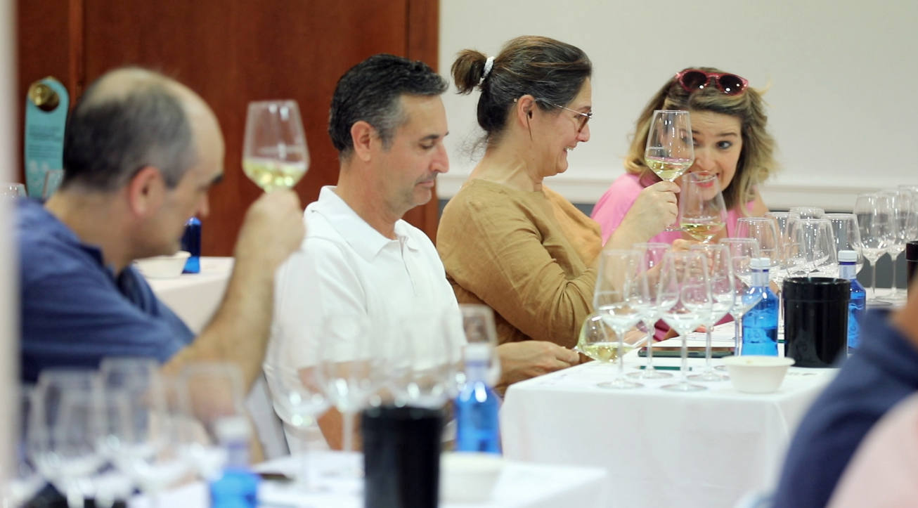 Rubén Jiménez y Pedro Pablo Amurrio, enólogos de Bodegas Luis Cañas, presentaron para el club de catas de lomejordelvinoderioja.com una muestra de los vinos de la bodega matriz (Villabuena de Álava) y de Amaren (Samaniego).