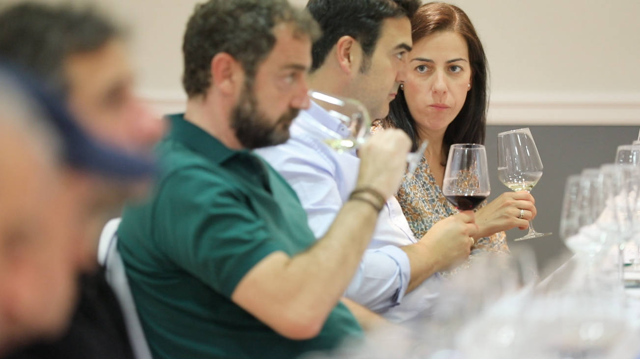 Rubén Jiménez y Pedro Pablo Amurrio, enólogos de Bodegas Luis Cañas, presentaron para el club de catas de lomejordelvinoderioja.com una muestra de los vinos de la bodega matriz (Villabuena de Álava) y de Amaren (Samaniego).