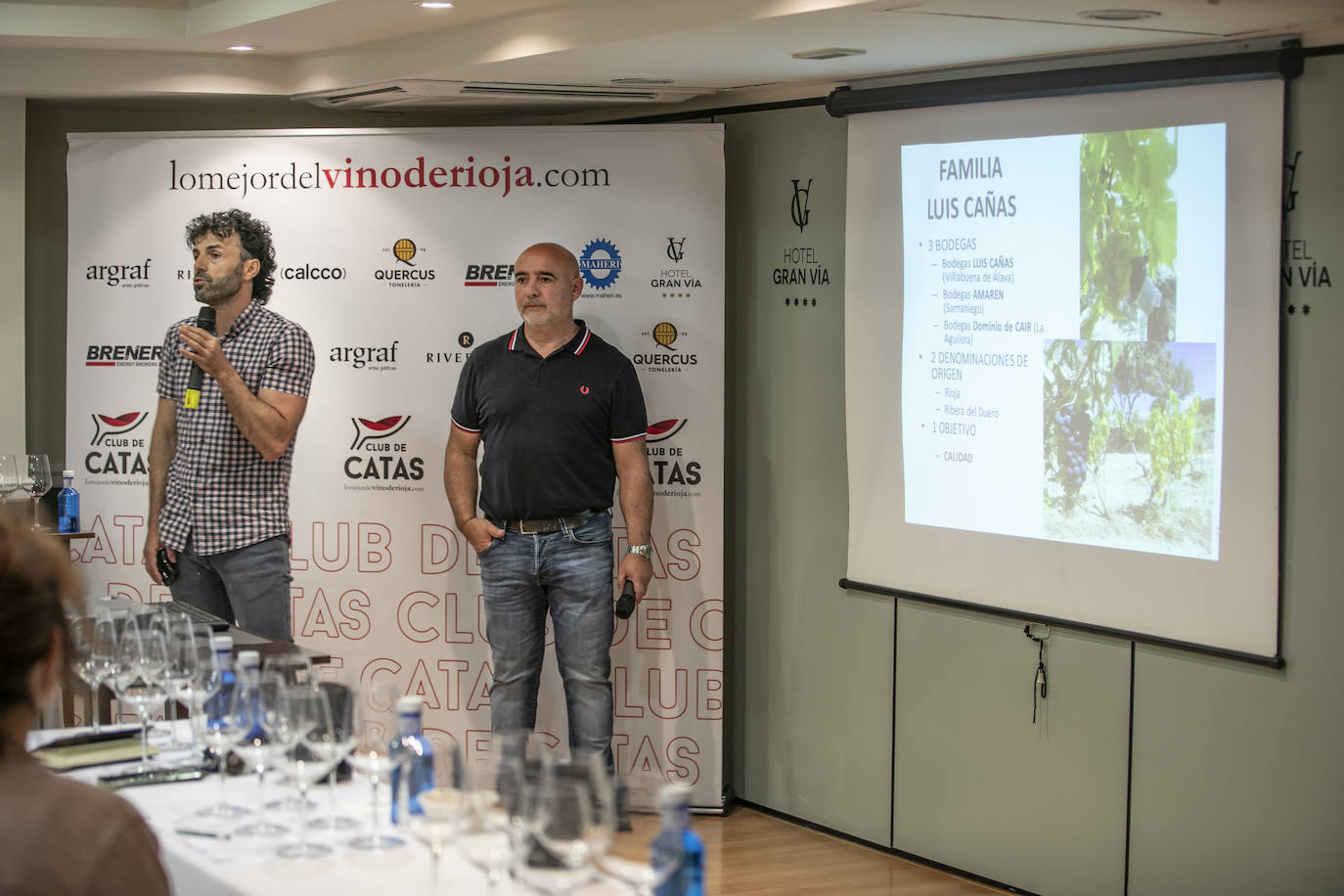 Rubén Jiménez y Pedro Pablo Amurrio, enólogos de Bodegas Luis Cañas, presentaron para el club de catas de lomejordelvinoderioja.com una muestra de los vinos de la bodega matriz (Villabuena de Álava) y de Amaren (Samaniego).