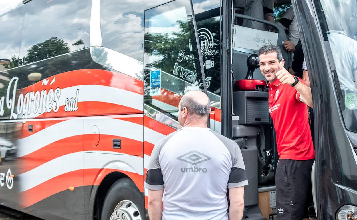 Iñaki saluda antes de subir al autobús. 