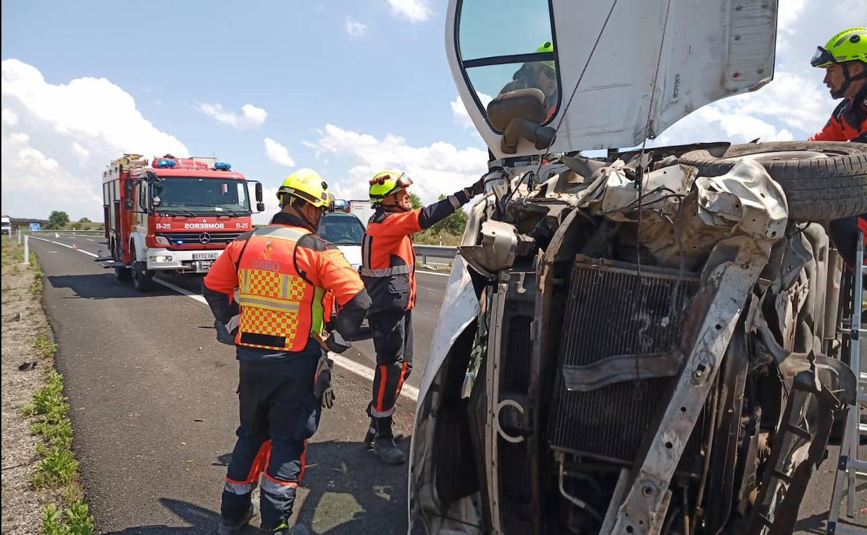 Imagen de los efectivos de emergencias, en el lugar del accidente.