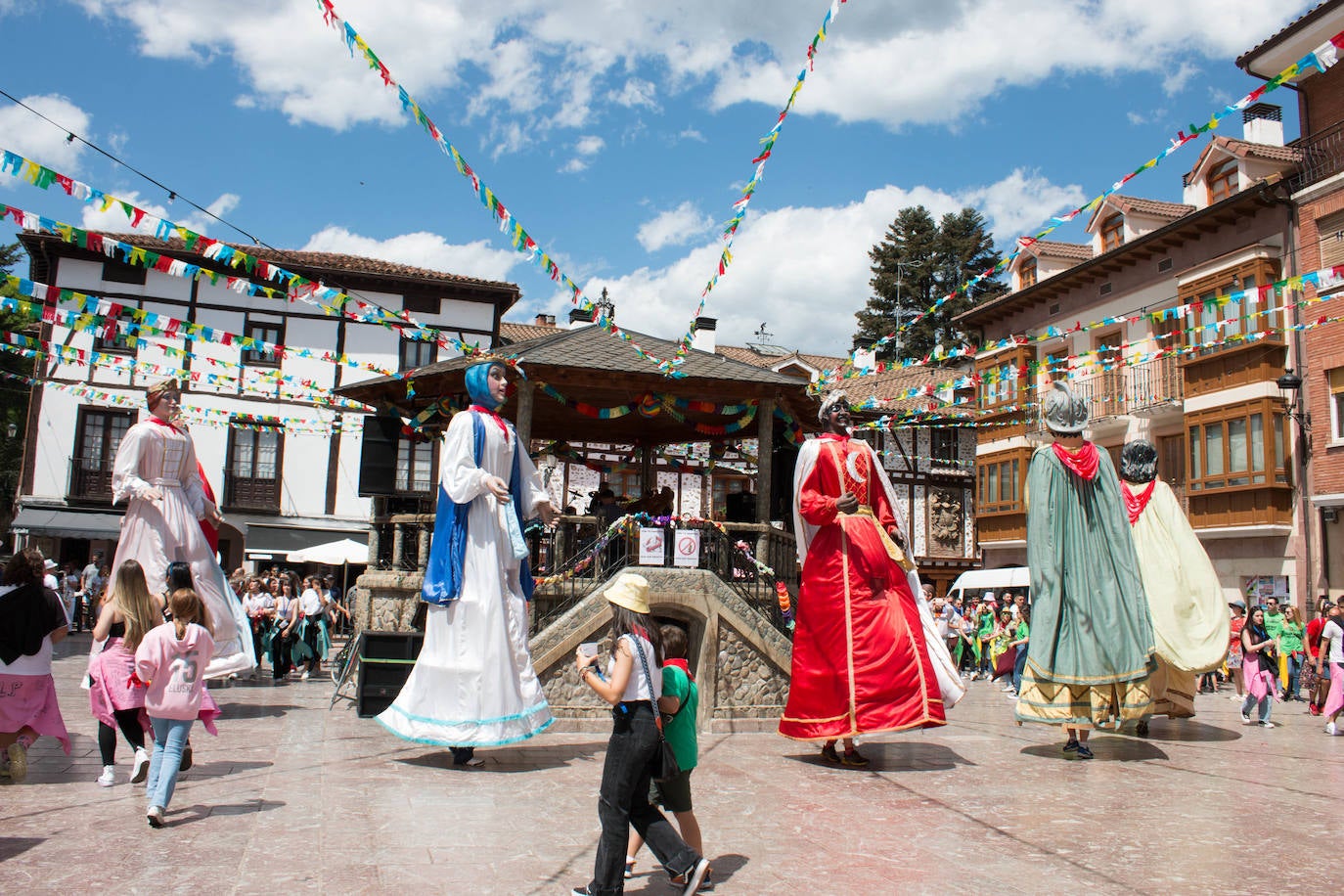 Fotos: Comienzan las fiestas de Santa Bárbara en Ezcaray