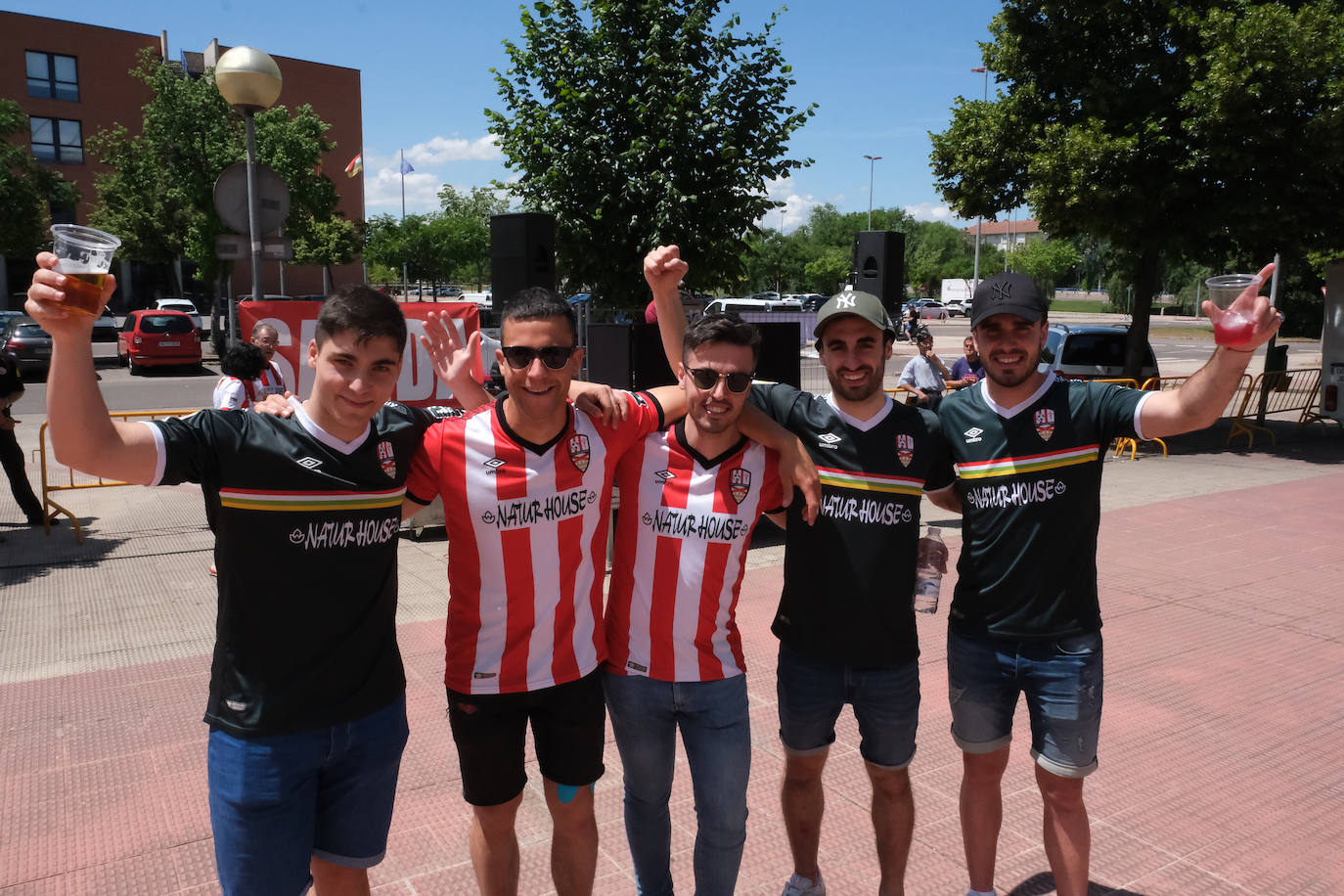 Fotos: Los aficionados disfrutan de una paella en la Fan Zone de la UD Logroñés