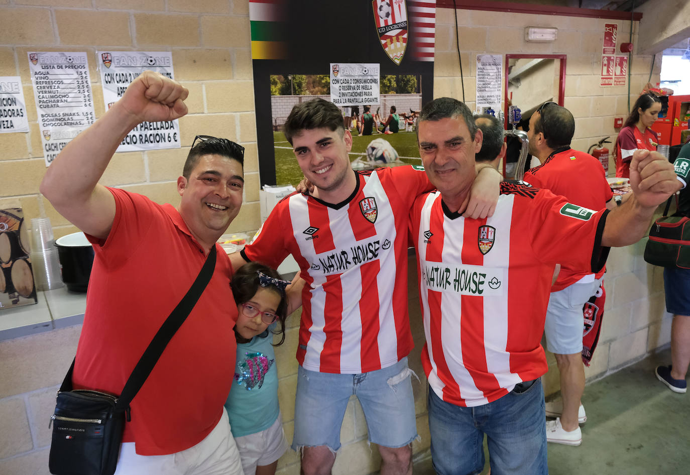 Fotos: Los aficionados disfrutan de una paella en la Fan Zone de la UD Logroñés