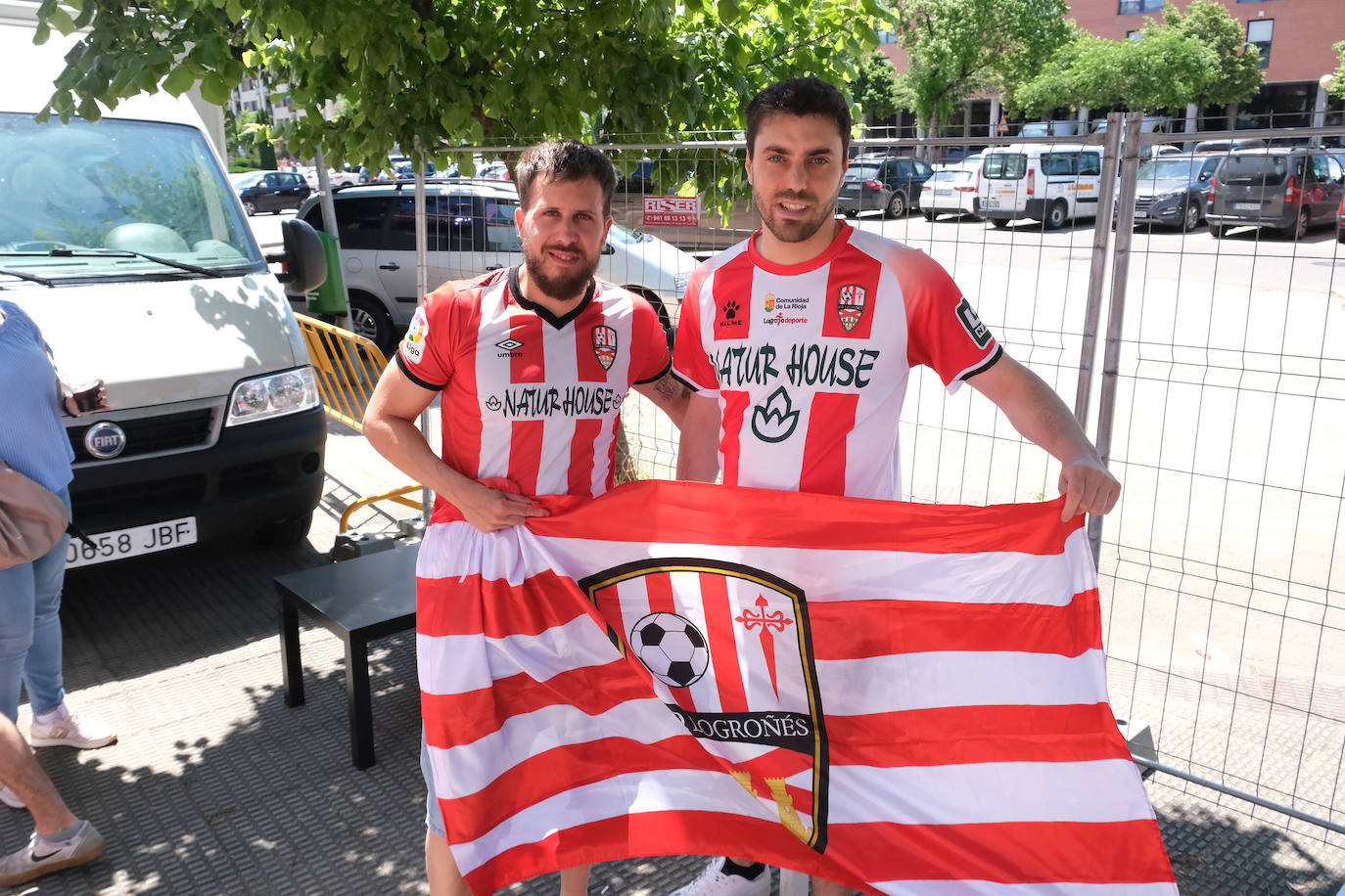 Fotos: Los aficionados disfrutan de una paella en la Fan Zone de la UD Logroñés