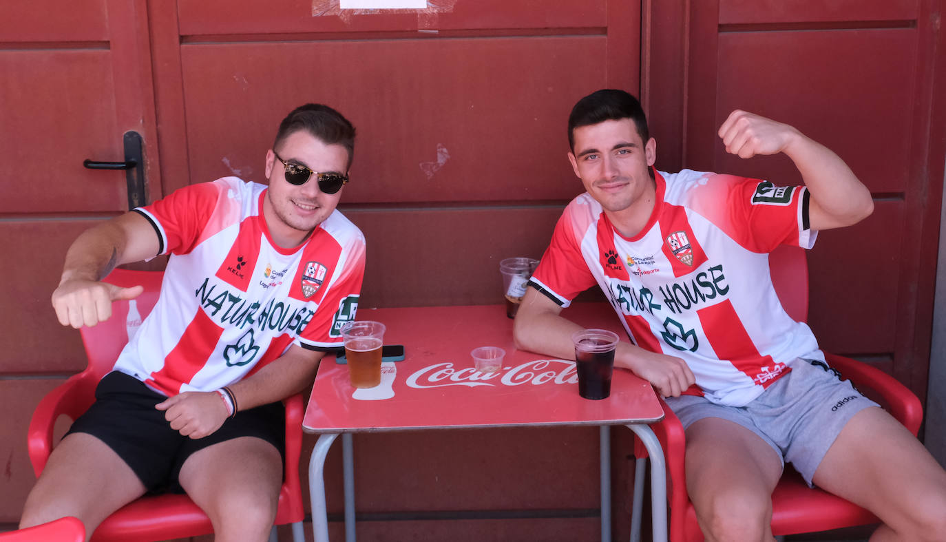 Fotos: Los aficionados disfrutan de una paella en la Fan Zone de la UD Logroñés