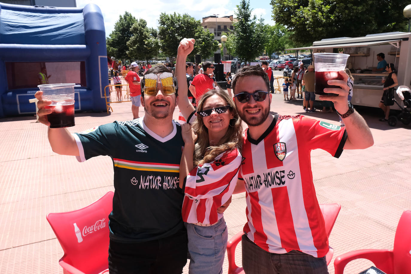 Fotos: Los aficionados disfrutan de una paella en la Fan Zone de la UD Logroñés