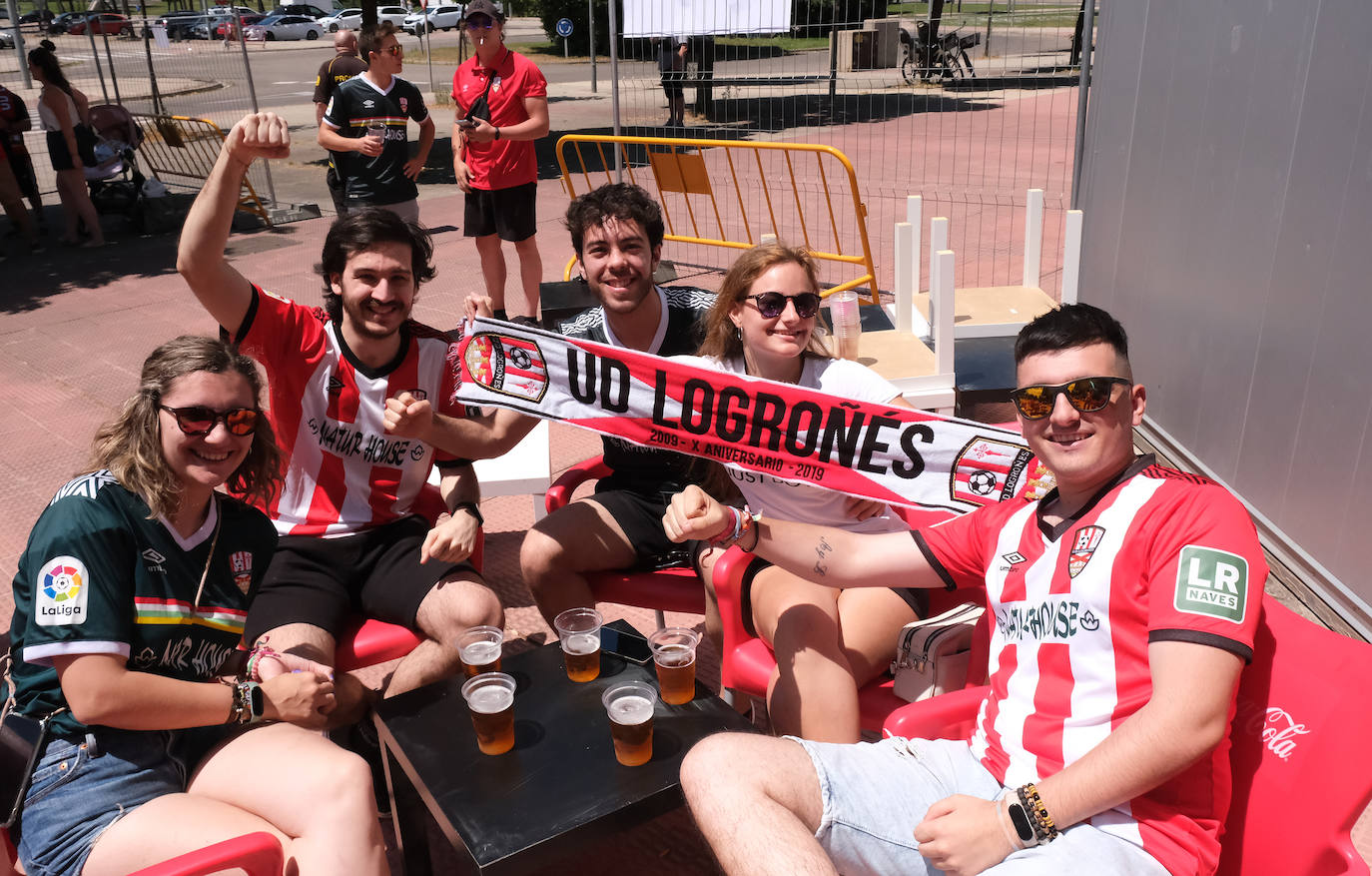 Fotos: Los aficionados disfrutan de una paella en la Fan Zone de la UD Logroñés