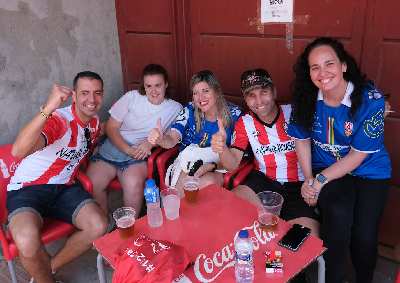 Fotos: Los aficionados disfrutan de una paella en la Fan Zone de la UD Logroñés