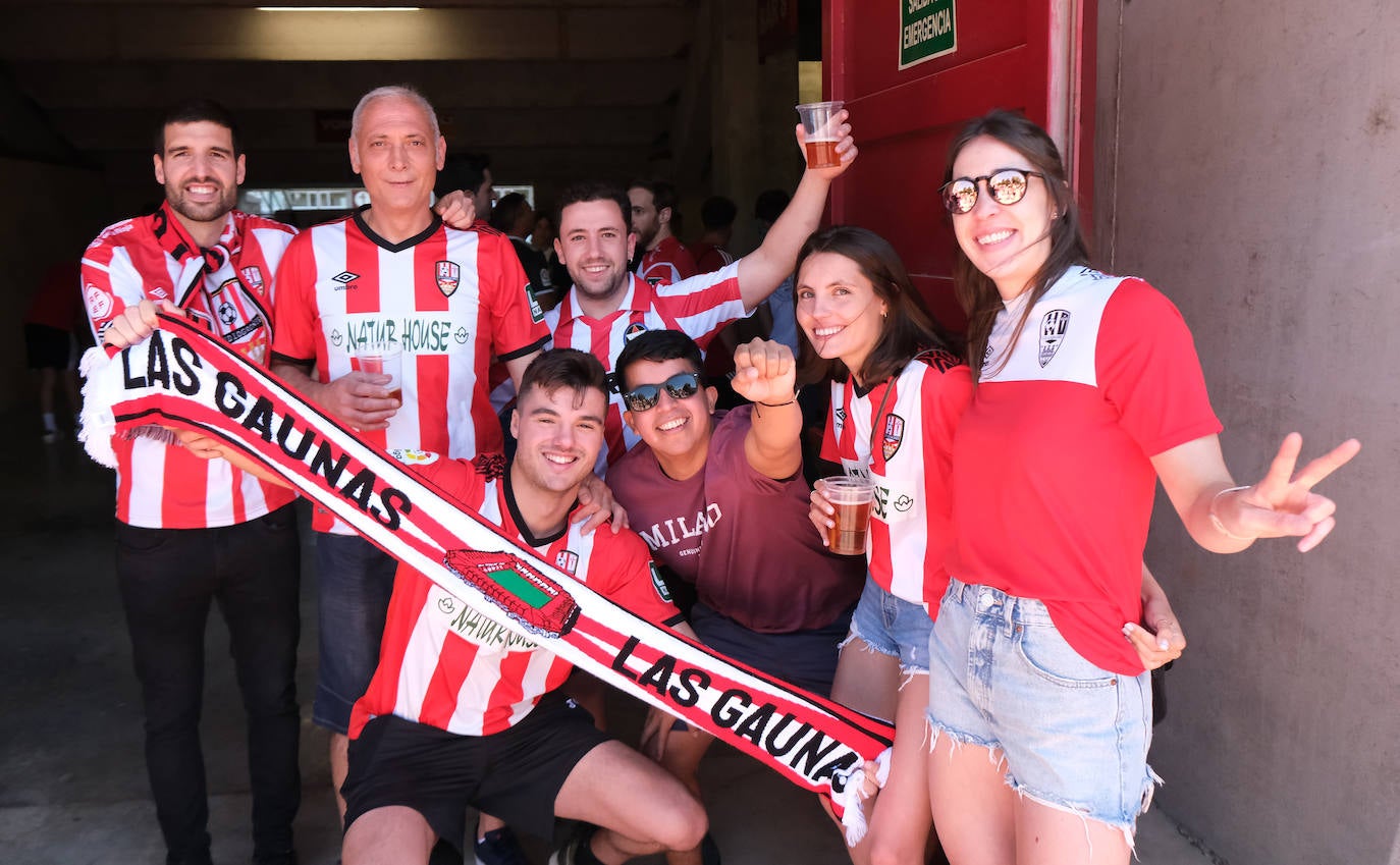 Fotos: Los aficionados disfrutan de una paella en la Fan Zone de la UD Logroñés