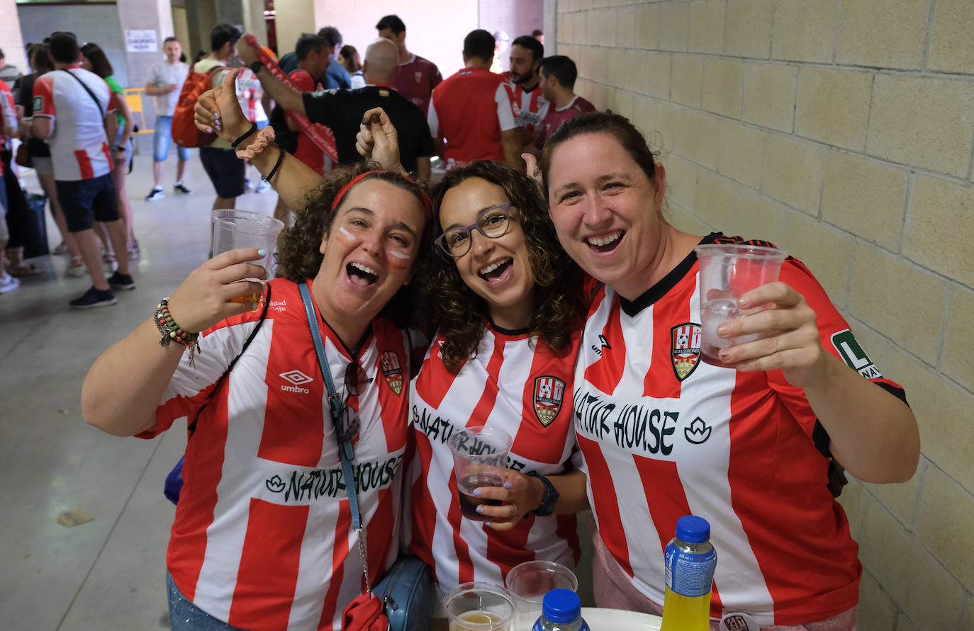 Fotos: Los aficionados disfrutan de una paella en la Fan Zone de la UD Logroñés