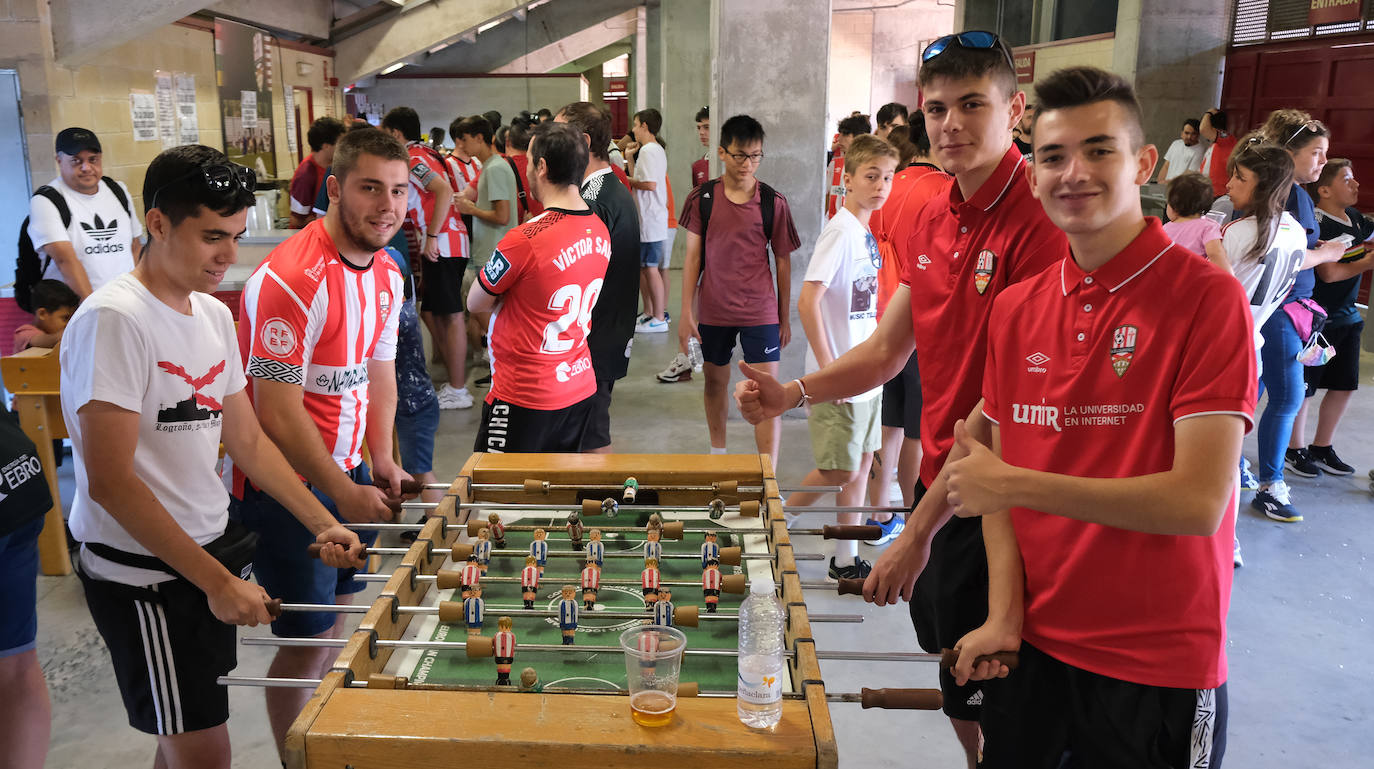 Fotos: Los aficionados disfrutan de una paella en la Fan Zone de la UD Logroñés