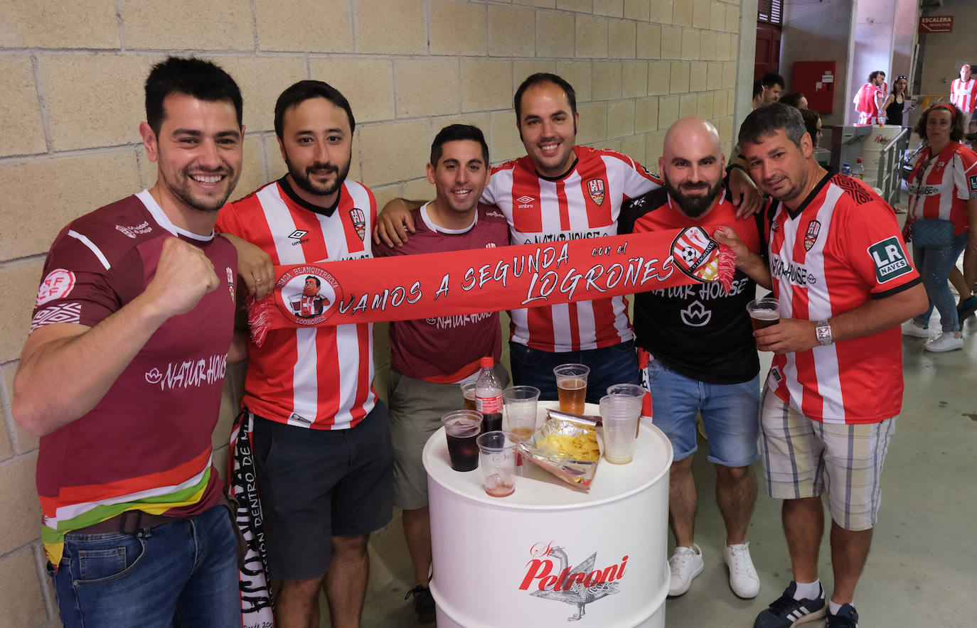 Fotos: Los aficionados disfrutan de una paella en la Fan Zone de la UD Logroñés