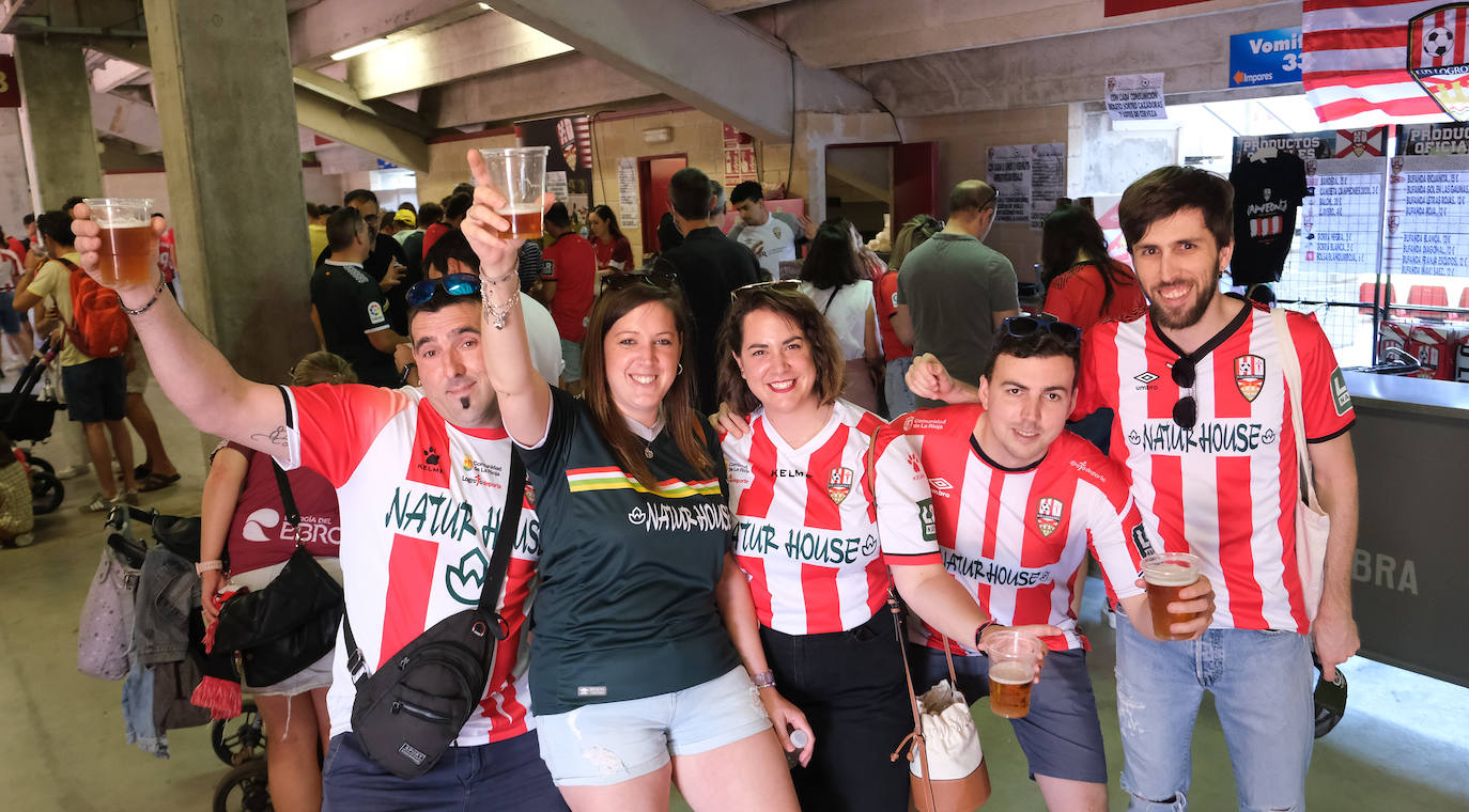 Fotos: Los aficionados disfrutan de una paella en la Fan Zone de la UD Logroñés