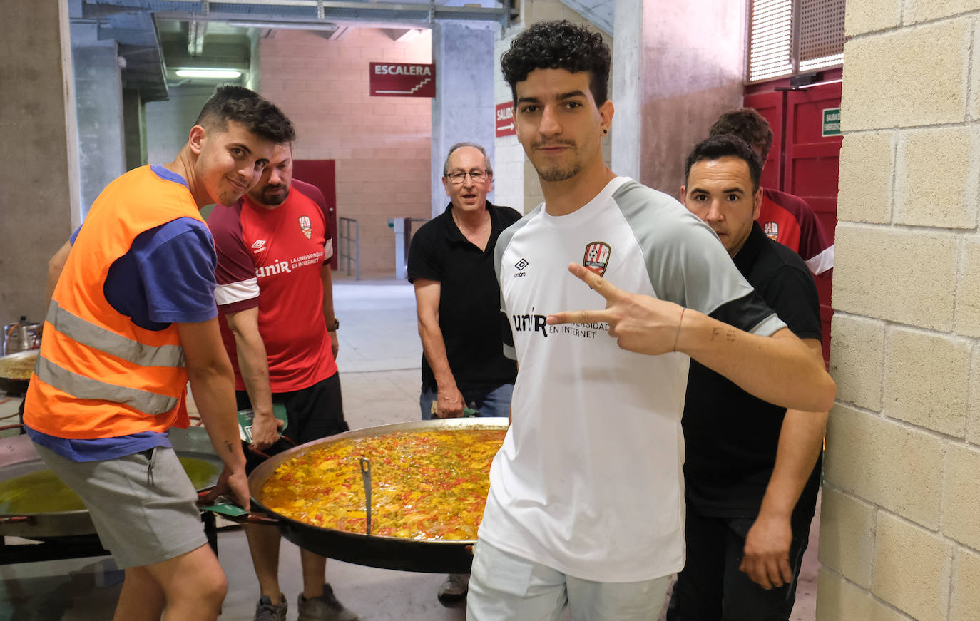 Fotos: Los aficionados disfrutan de una paella en la Fan Zone de la UD Logroñés