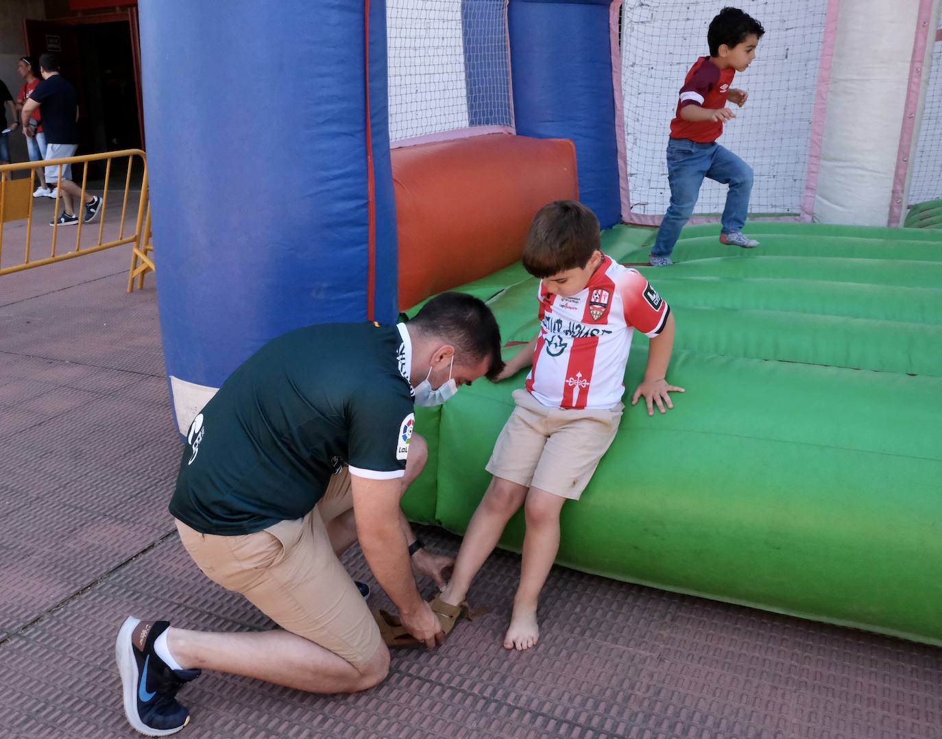 Fotos: La afición de la UDL calienta motores