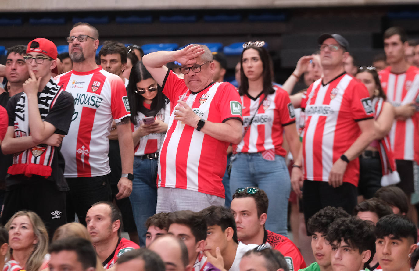 Fotos: Así se vivió el partido Villarreal B- UD Logroñés en el Palacio de los Deportes