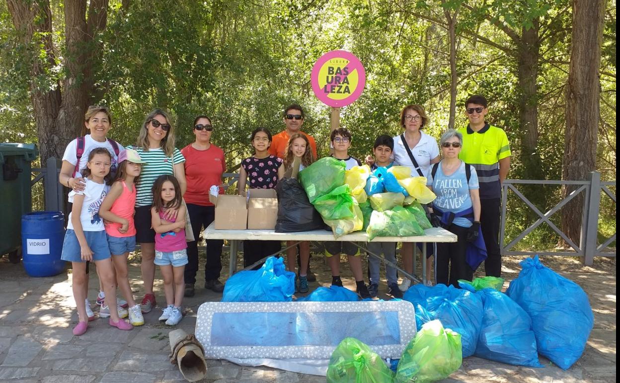 Uno de los grupos de voluntarios, junto a material retirado del río. 