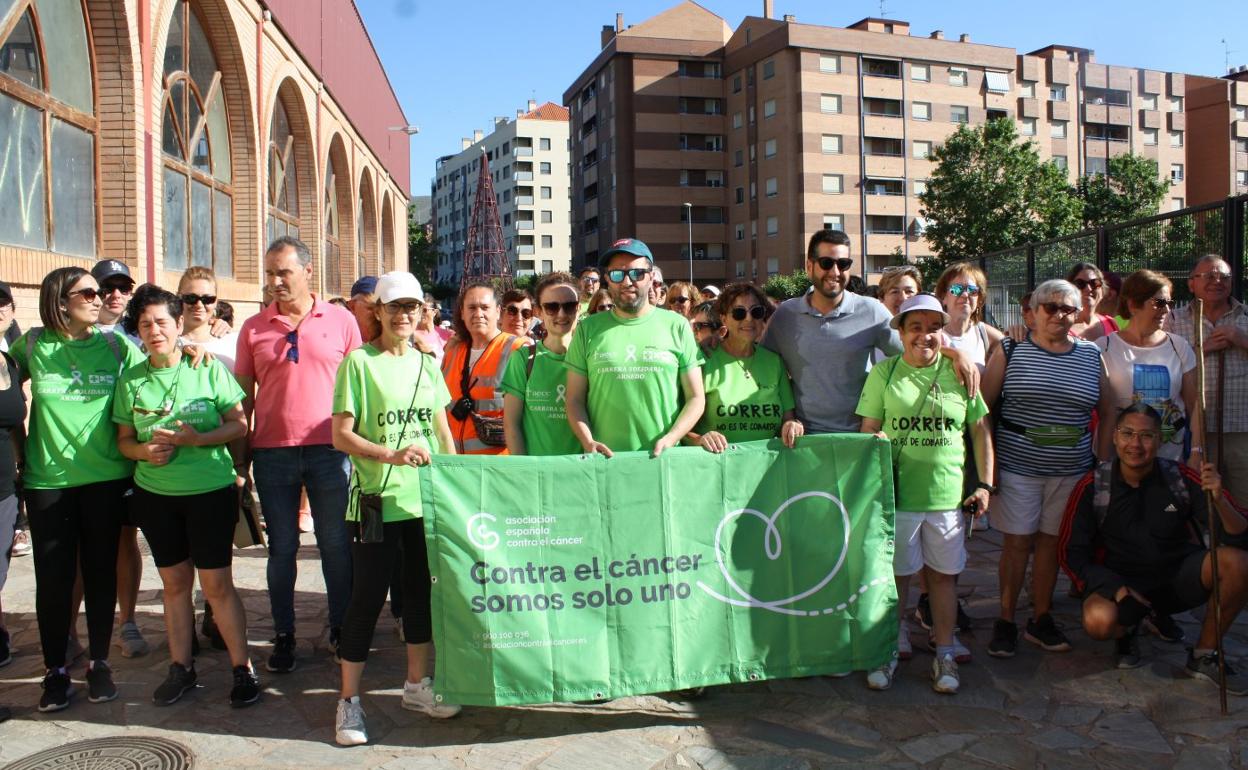 Representantes del Ayuntamiento y de la AECC dieron la salida a la XIV Marcha Solidaria Arnedo-Arnedillo. 