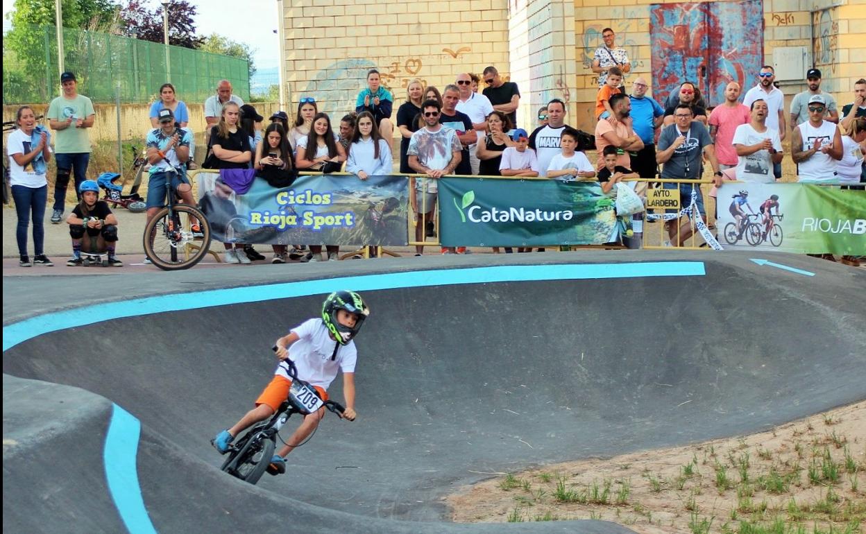 Matías Martínez, con su bicicleta durante su participación en Lardero. 