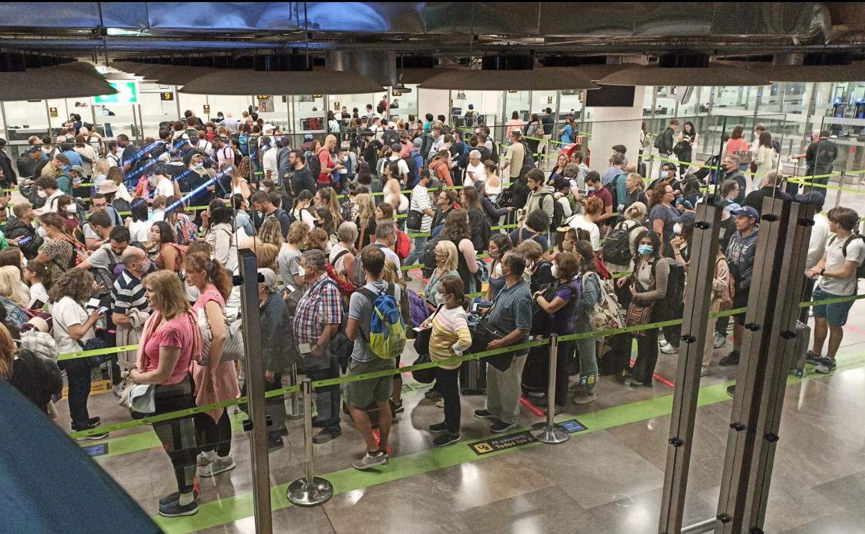 Colas en los controles de pasaportes de Barajas este martes.