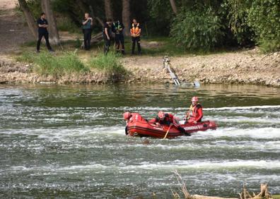 Imagen secundaria 1 - Búsqueda del niño en las aguas del Ebro. 