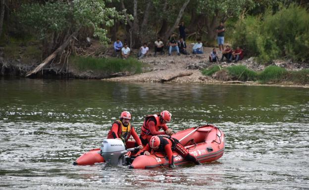 Decenas de personas están en la zona atentas a las noticias. 