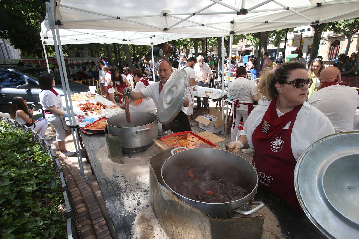 Fotos: Ambiente festivo por las calles de Logroño
