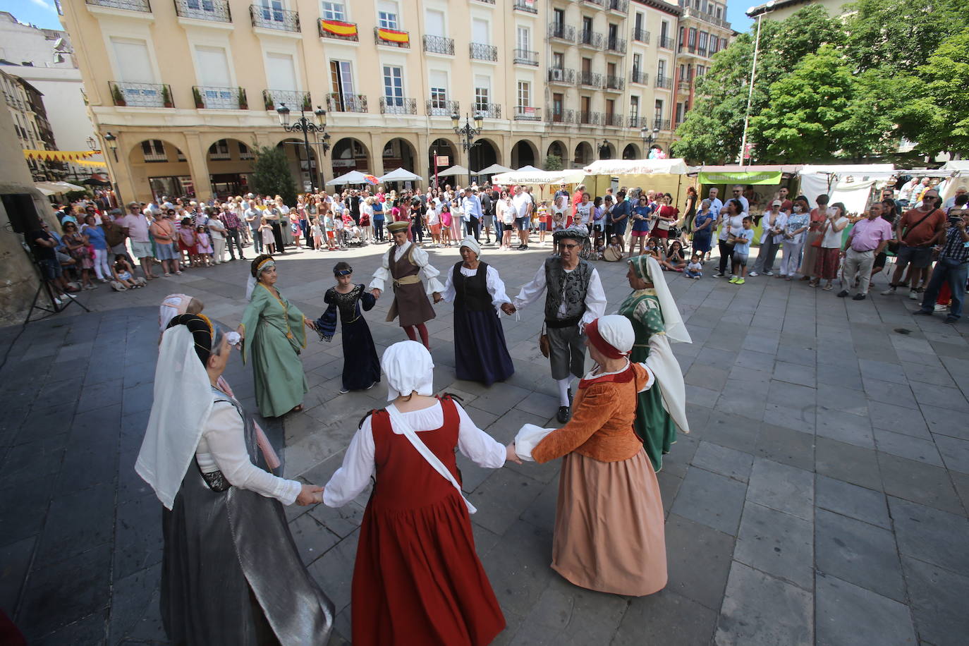 Fotos: Ambiente festivo por las calles de Logroño