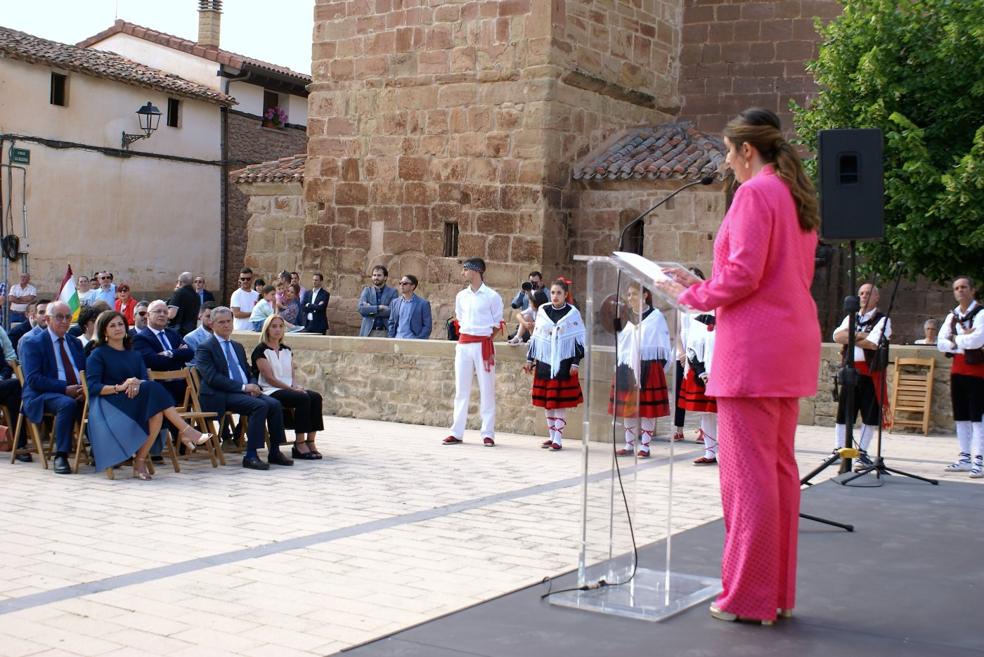 La alcaldesa, en su discurso ante las autoridades y el resto de público. 