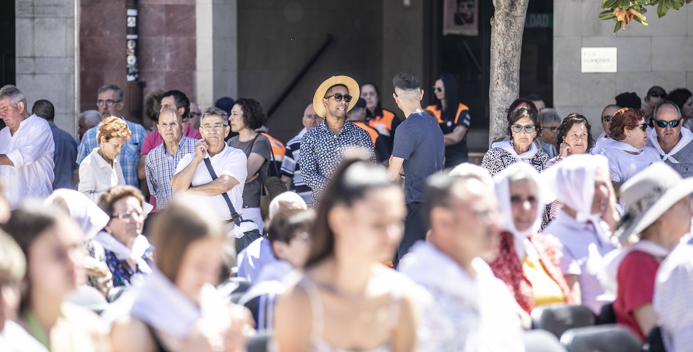 Fotos: El ambiente y las fotografías de galardonados y autoridades después del acto Día de La Rioja