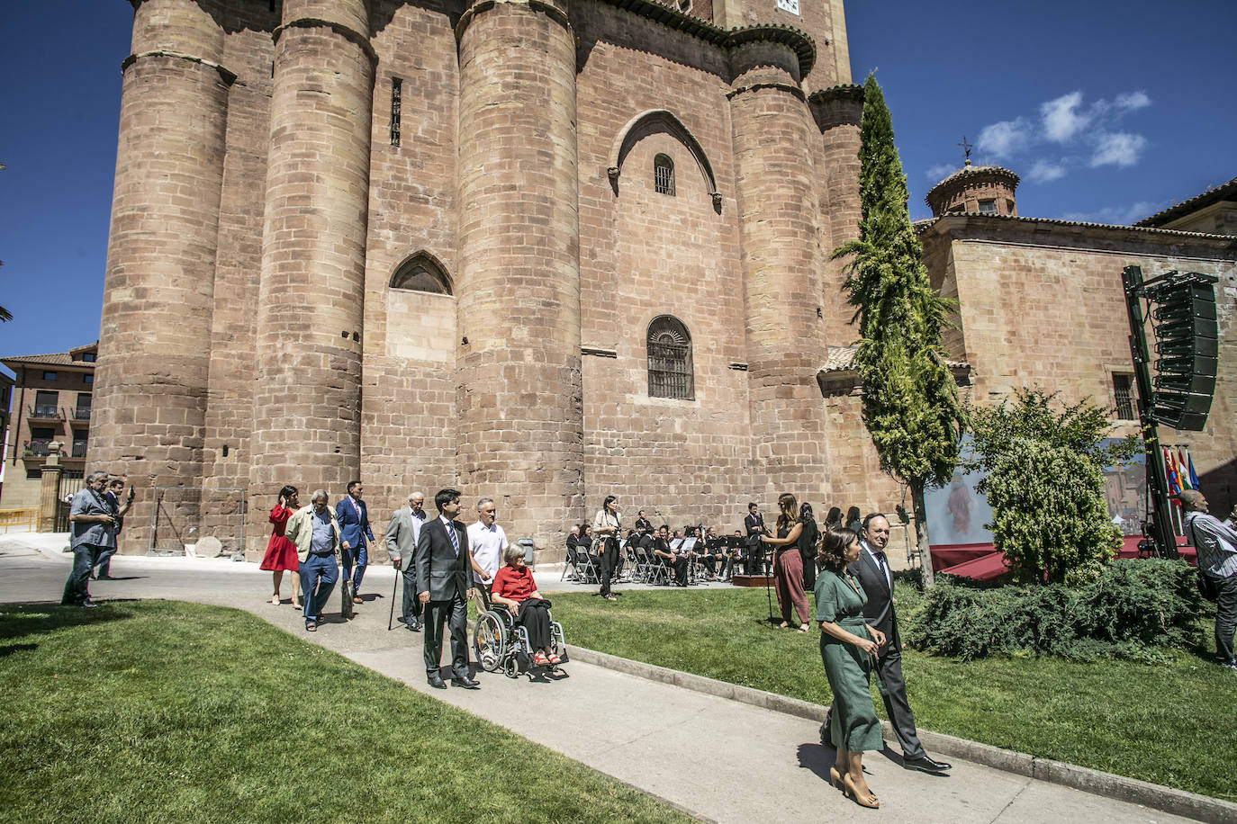 Fotos: El ambiente y las fotografías de galardonados y autoridades después del acto Día de La Rioja