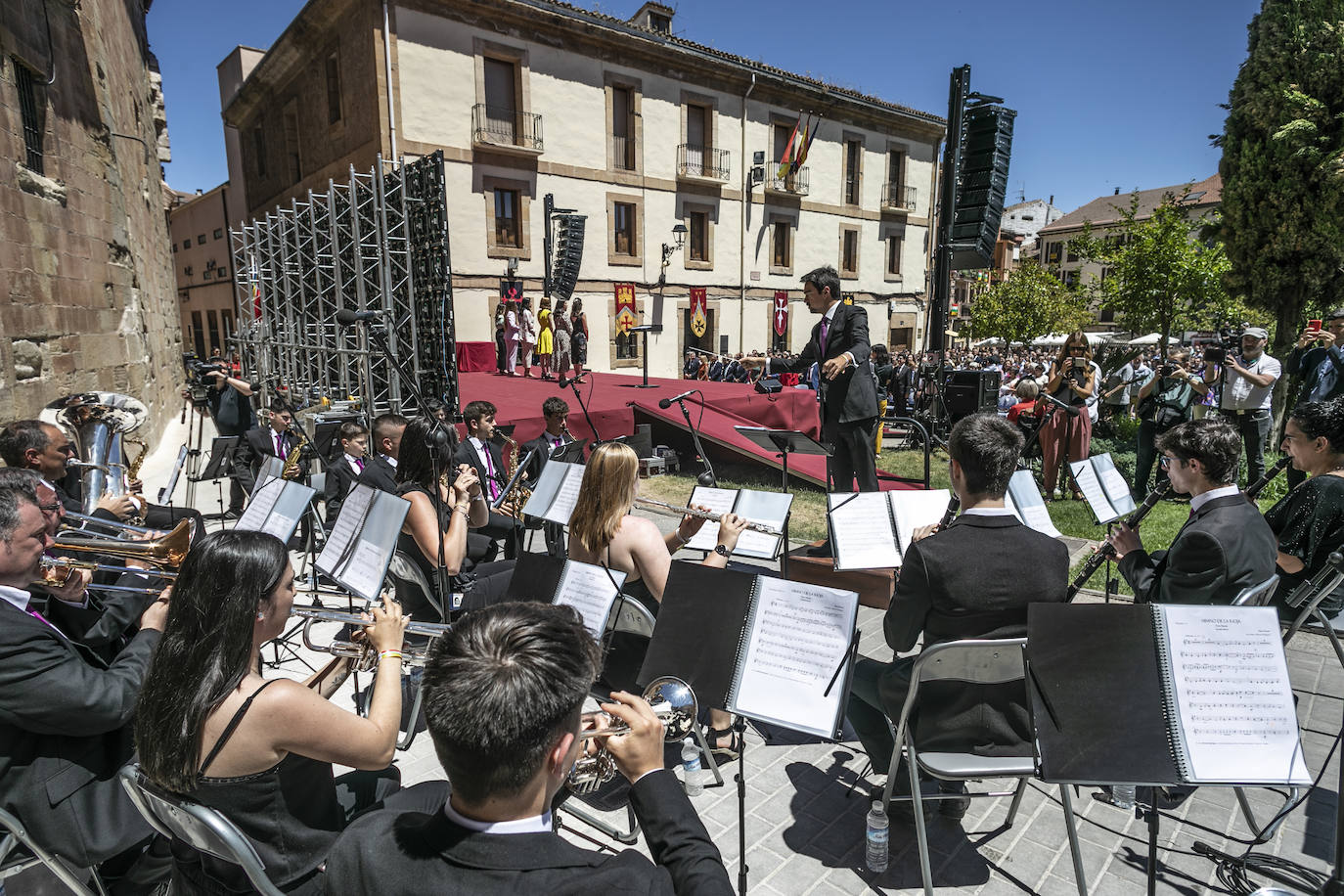 Fotos: El ambiente y las fotografías de galardonados y autoridades después del acto Día de La Rioja