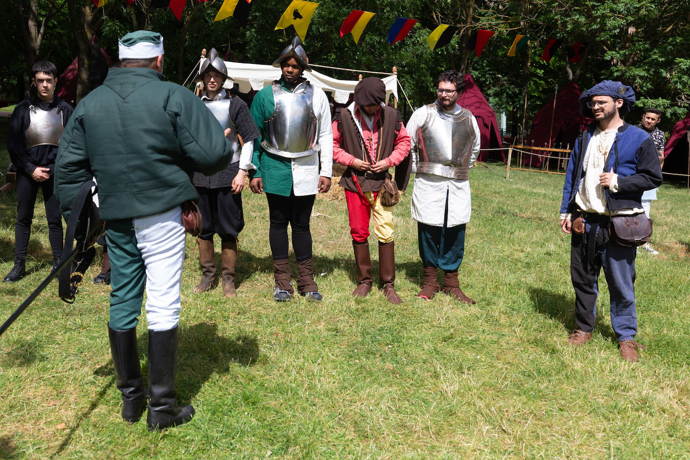 Fotos: Danzas, bailes y un paseo por el campamento francés