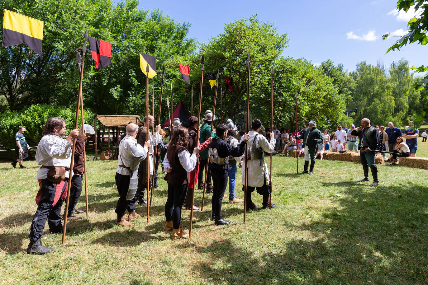 Fotos: Danzas, bailes y un paseo por el campamento francés