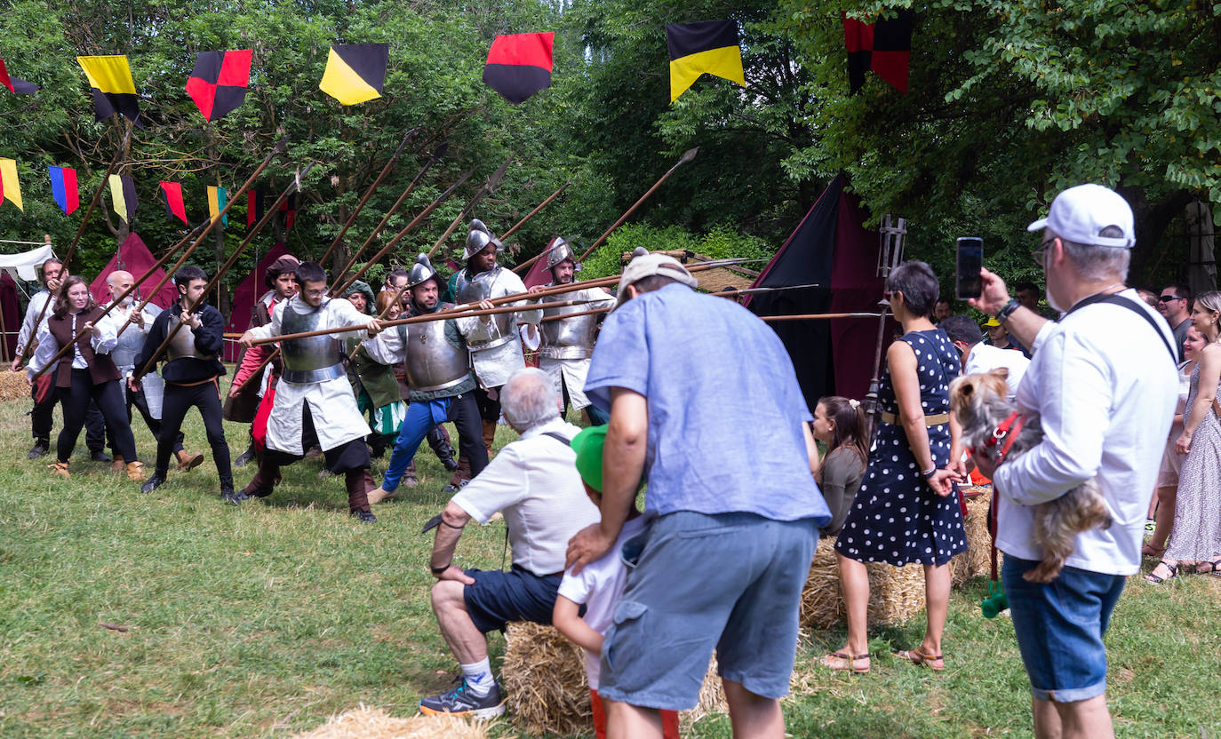 Fotos: Danzas, bailes y un paseo por el campamento francés